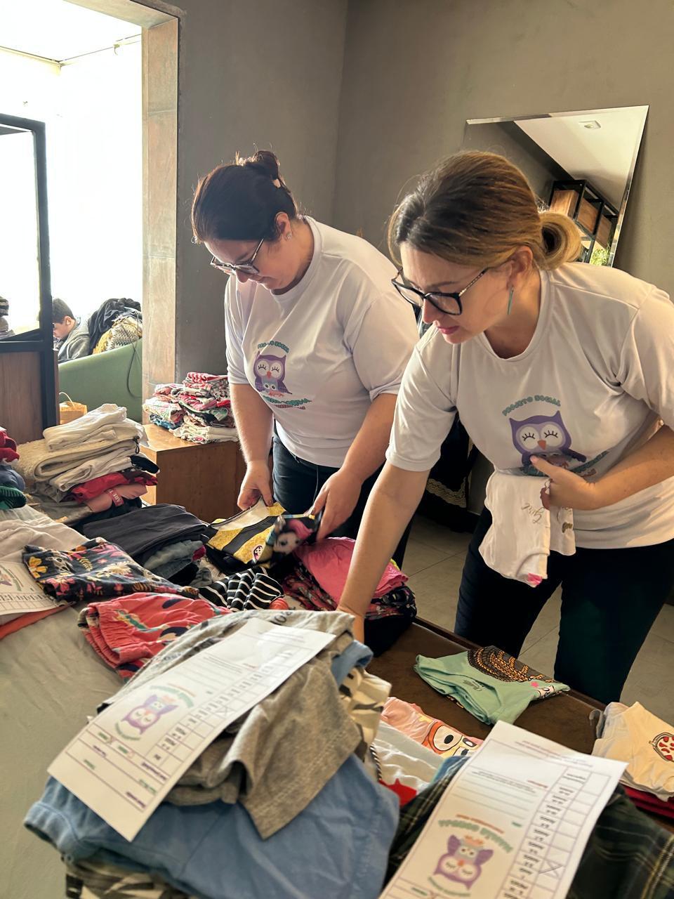 Voluntários felizes trabalhando com crianças no Instituto Mamãe Coruja